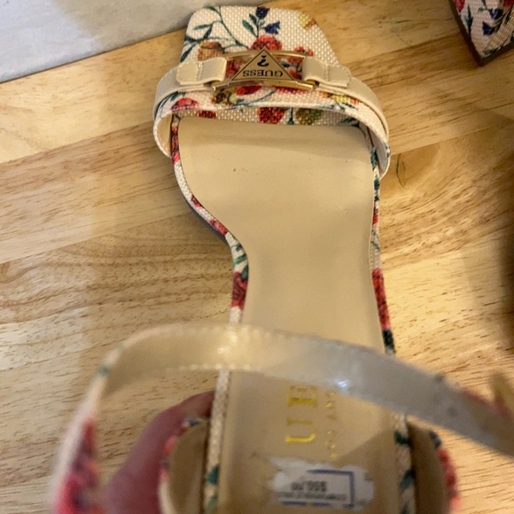 Guess Floral Print High Heels With A Slingback And a Platform Sole. - Picture 7 of 11